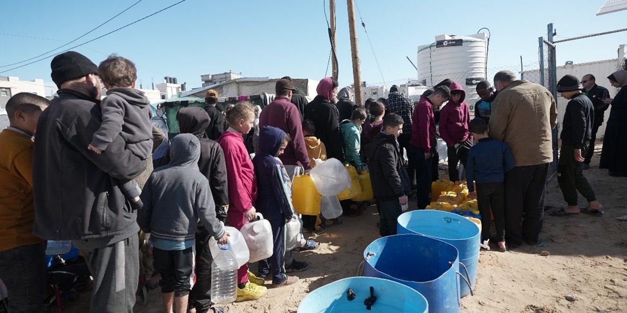 Displaced people in Rafah in South Gaza to use the newly installed desalination units Oxfam and local partners provided. These units provide clean drinking water for free with no risk of contamination.